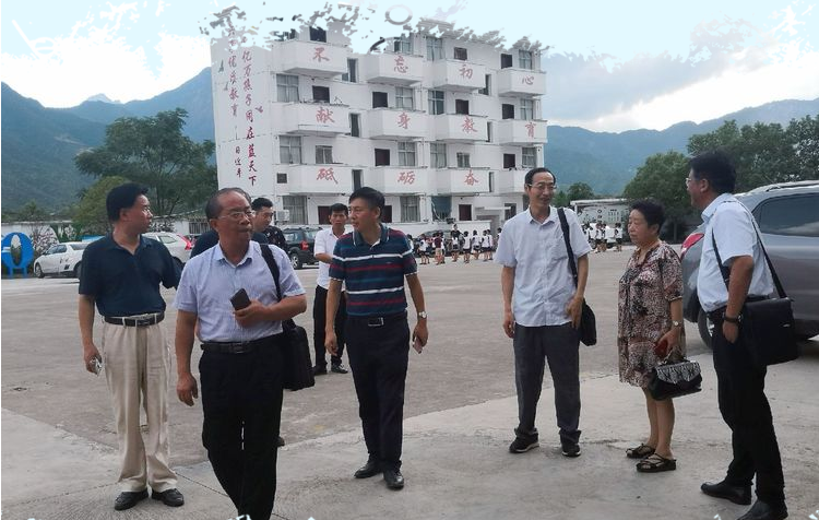 云南省教育局局长张学理一行莅临石人乡小学考