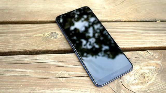 金立高颜值全面屏手机全线开售,用户排队购买