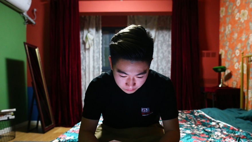 顾客换衣服的间隙，张学文会拿出手机给照片调色。“现在女孩子们拍完就会先要几张图发朋友圈，我用手机先给她们修图；也有很多顾客为了保护隐私是直接拿内存卡来，拍完后直接把卡拿走，我没有底片，她们也不让我修图。”对于顾客的这些要求，张学文理解并且尊重。