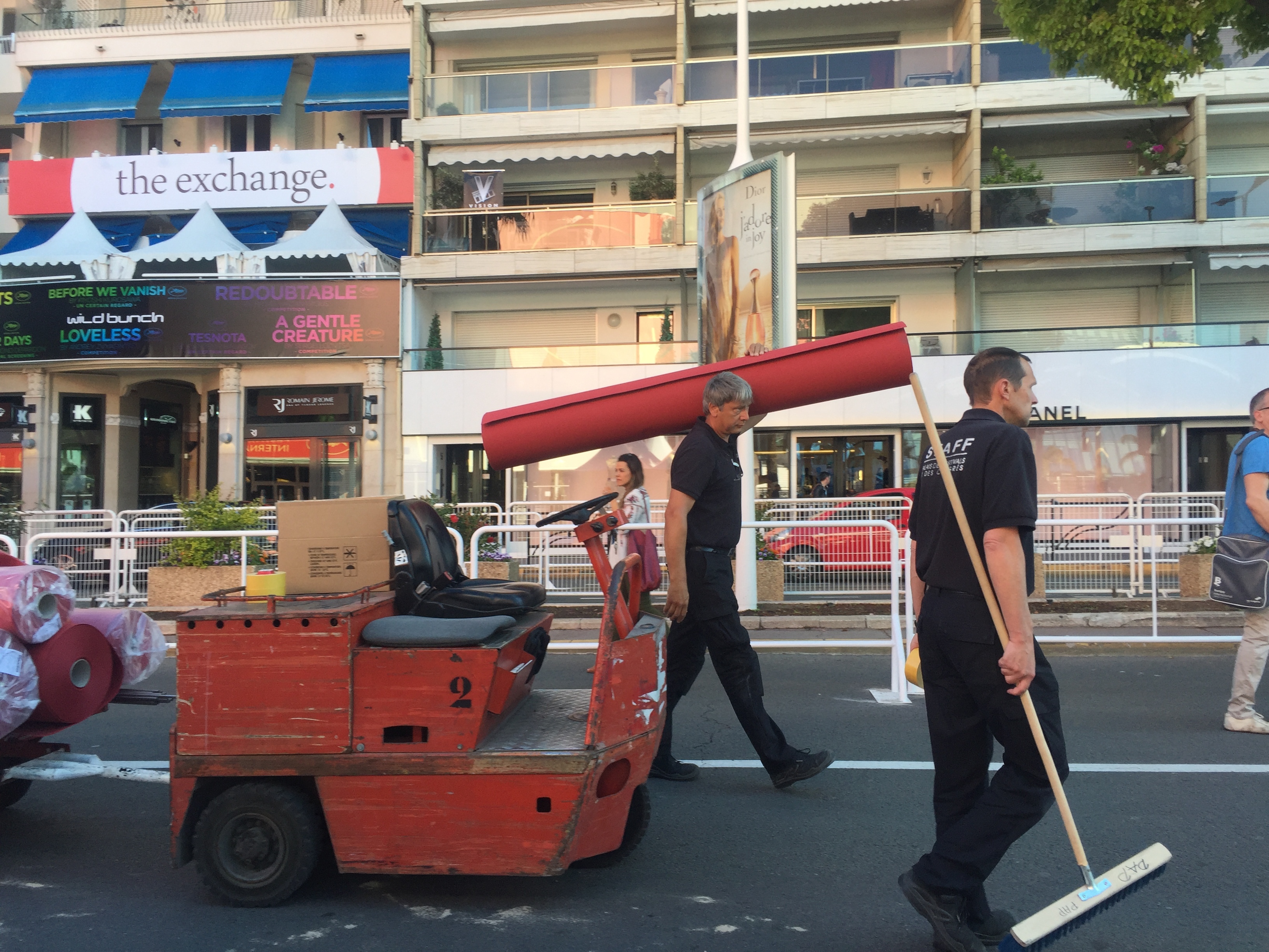 原来戛纳电影节的红毯是这样准备的 原来戛纳电影节的红毯是这样准备的