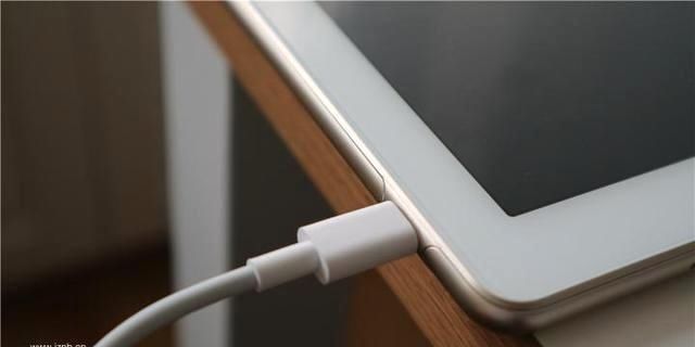 华为荣耀第一款防水平板:脏了直接丢水里洗,边