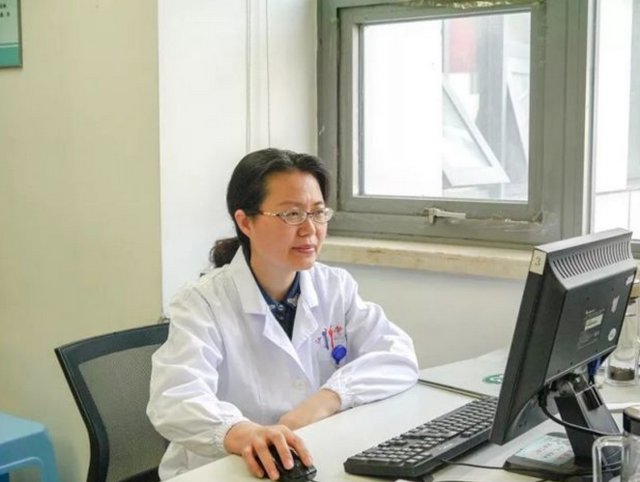 被二胎妈妈喂母乳 7岁女孩乳房发育性早熟