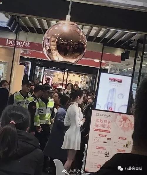 迪丽热巴金色吊带裙让好身材显露无遗,新疆三