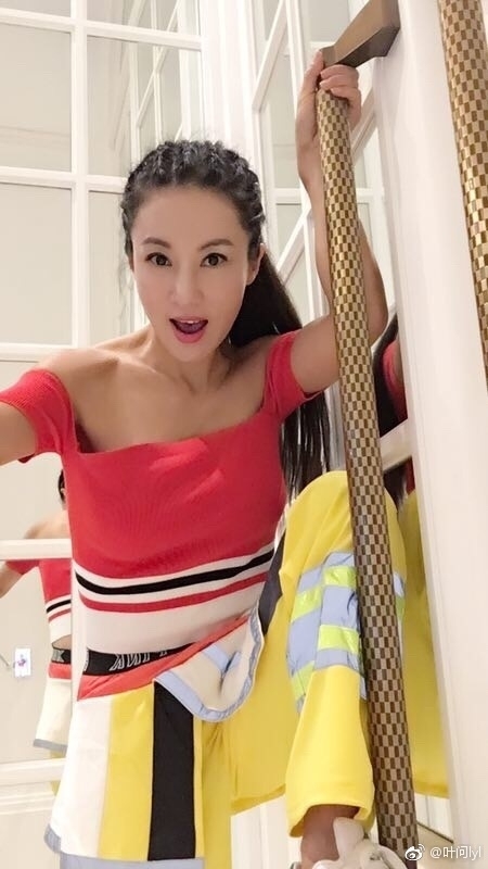 50岁健身女神晒坚挺上围教大家练胸