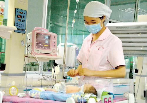 宝宝和大人同睡一张床,却有隐藏的危险