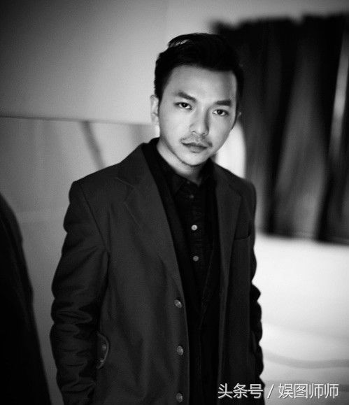 伦敦时装周上,男模戴假孕肚走T台,这个大胆理