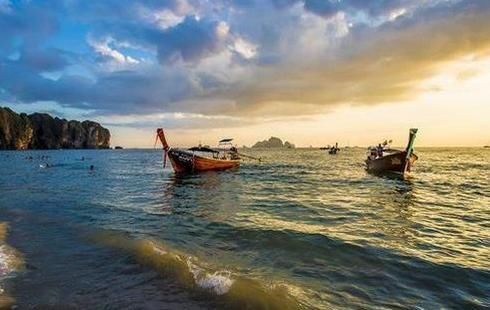 外国游客分别评价中国的三亚和泰国的普吉岛,