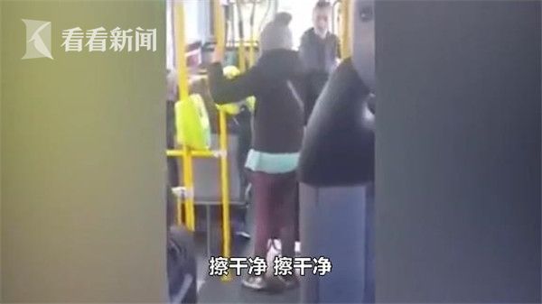 实拍女子公交车内当众排便 乘客:小孩子都会用厕所