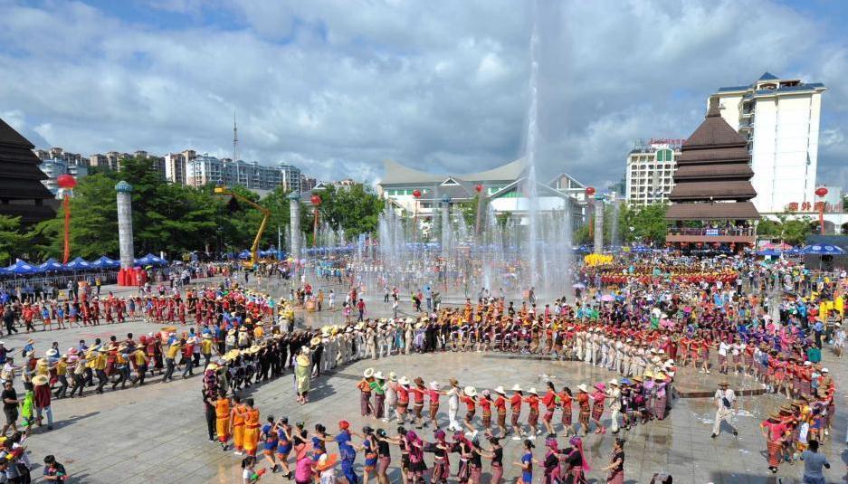 广场上集体跳起了欢乐的民族舞