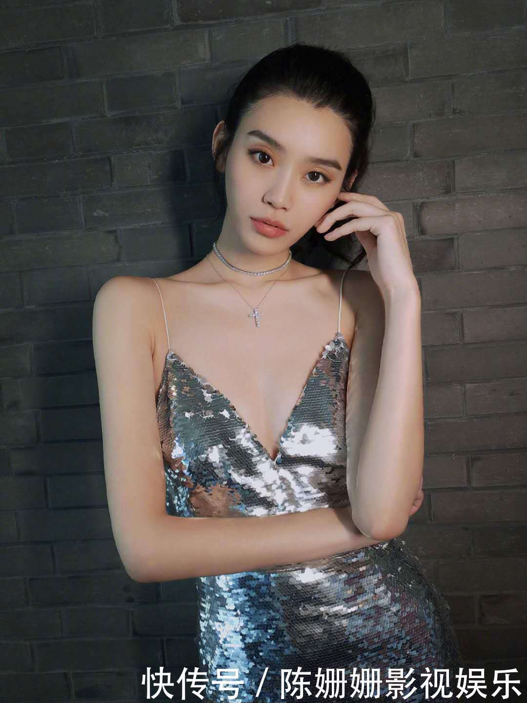 奚梦瑶银色吊带礼服出镜,大秀美背,皮肤白的发