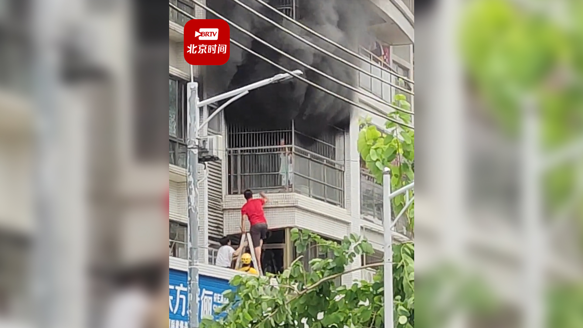 3楼住户起火小孩被困阳台 热心市民组团爬楼剪防护栏救人 3楼住户起火小孩被困阳台 热心市民组团爬楼剪防护栏救人