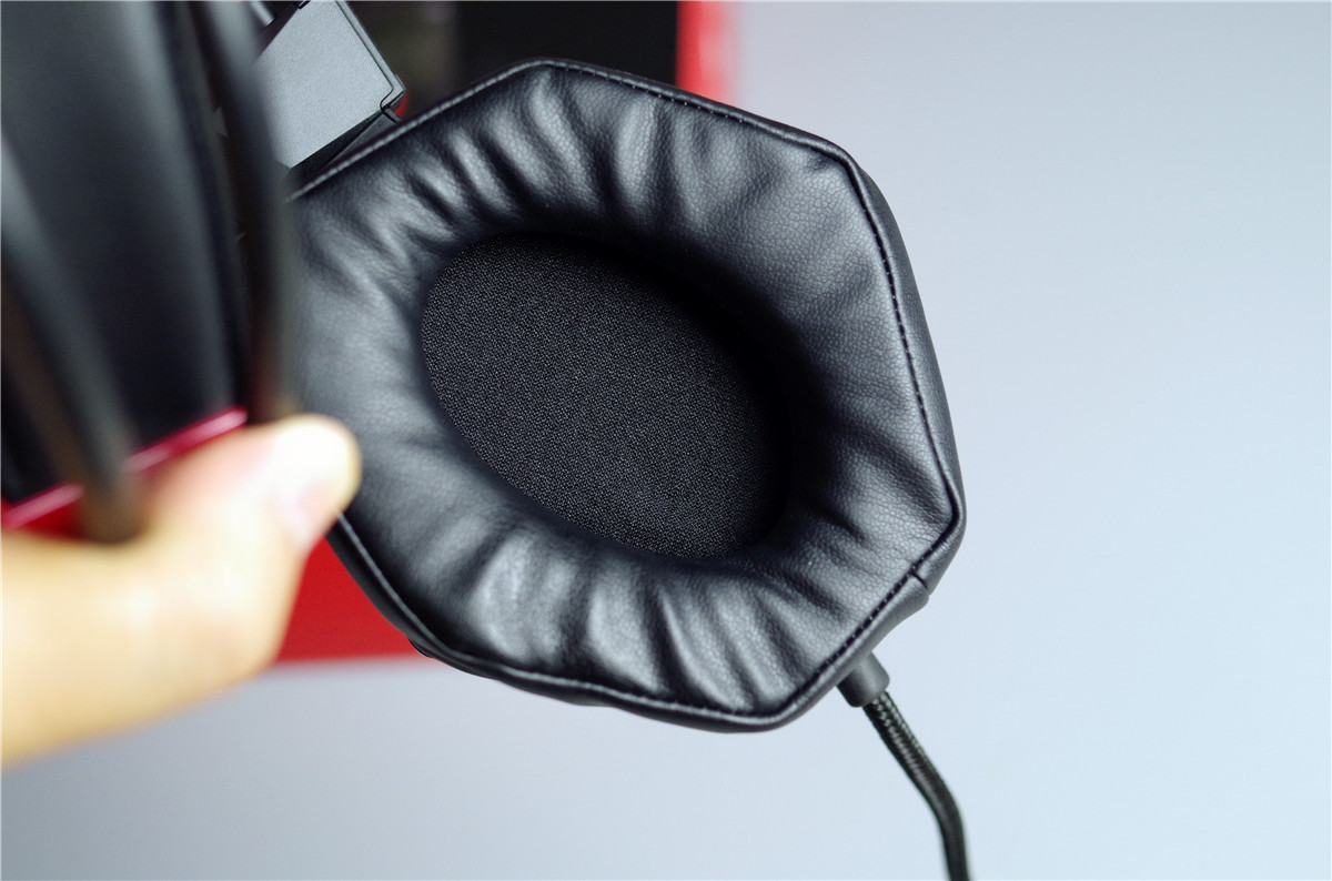 硬汉外形+酷炫灯效仅售百元,人皇专为吃鸡打造