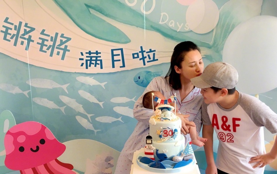 陈建斌写诗,蒋勤勤晒照庆儿子满月,俩人玩亲亲超甜,全家福温馨