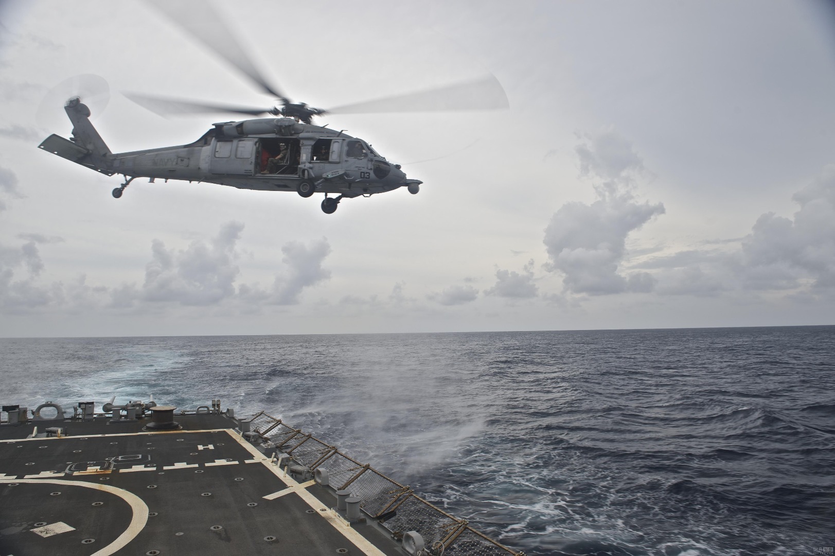 10月14日美国海军黄蜂级两栖攻击舰“好人理查德”号(LHD 6)和惠德贝岛级船坞登陆舰“日耳曼城”号（LSD 42）及两艘伯克级驱逐舰和两艘补给舰组成的舰队继续在南海训练。