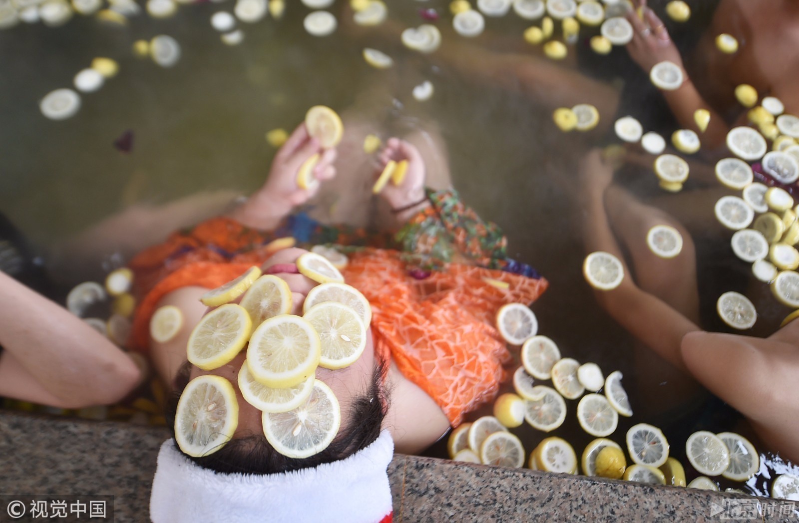 盘点"奇葩"温泉浴:泡人参灵芝 还可涮养生火锅