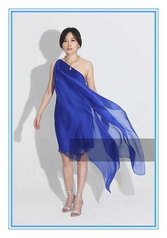 当38岁高圆圆穿蓝色裙撞上47岁俞飞鸿,网友:这