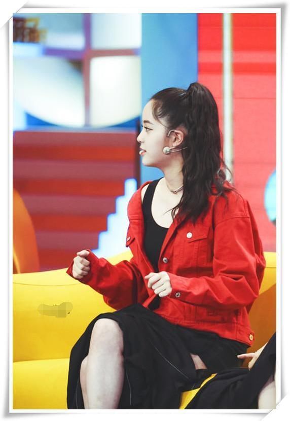 欧阳娜娜穿超短裙,腿是长了几公分,可一坐下就