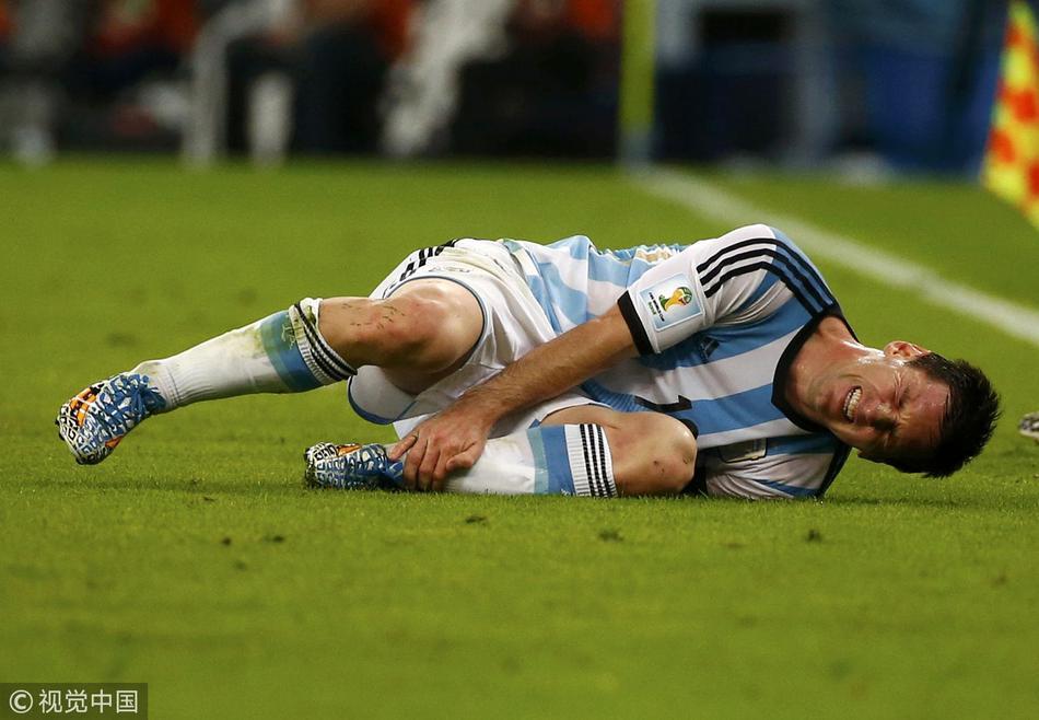 2014年6月15日，巴西里约热内卢，2014巴西世界杯小组赛F组，阿根廷2-1波黑，梅西痛苦倒地。 梅西被侵犯痛苦倒地