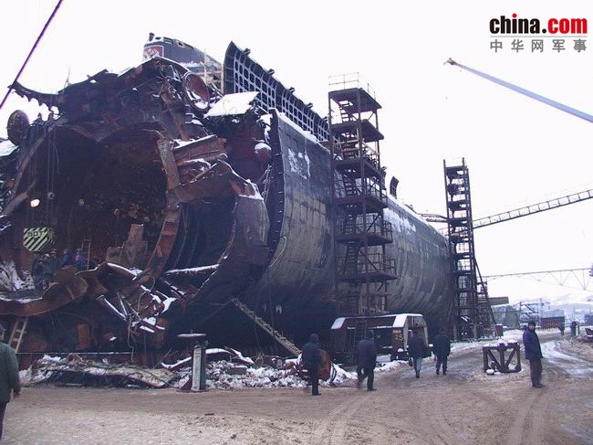 2000年8月12日，俄罗斯一艘核潜艇“库尔斯克号”在巴伦支海航行时发生故障而沉没，潜艇上118名官兵全部罹难。这艘战略导弹核潜艇可以携带24枚核弹道导弹，1994年建成，1995年服役，为俄罗斯海军中最现代化的舰艇之一。灾难发生后，举世震惊。而“库尔斯克”号核潜艇的沉没原因一直是个不解的谜团，各种猜测层出不穷。直到去年2月18日，俄罗斯才宣布，核潜艇沉没的原因是艇上官兵违规操作及艇上的鱼雷所使用的燃料过于不稳定，引起一场大火所导致。