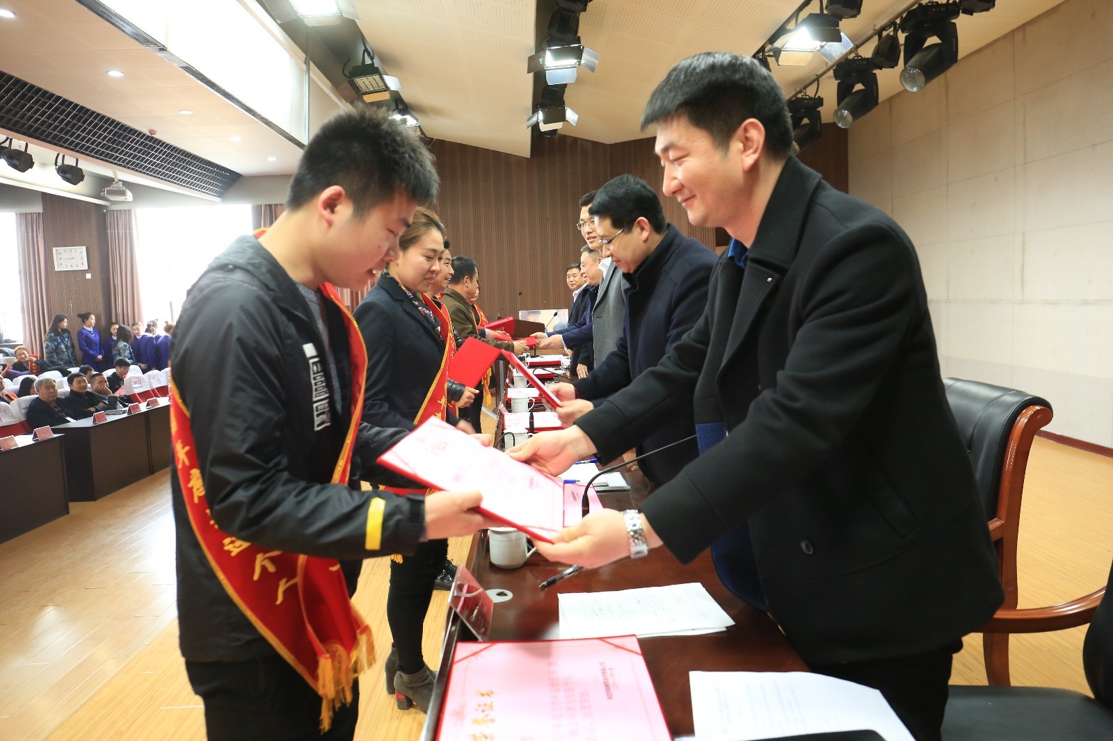 河北保定:贺阳教育举行年度表彰暨 第二届最美贺阳人颁奖典礼