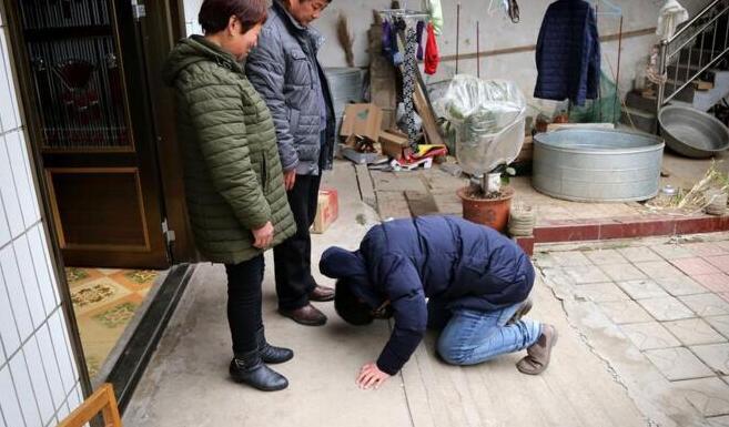 小伙返程前跪谢父母养育恩 已坚持5年