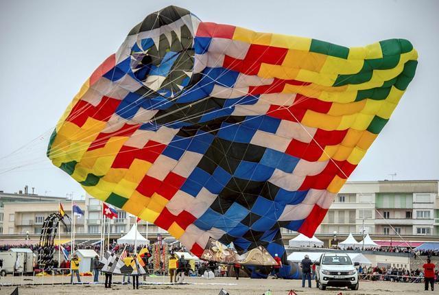 法国风筝节巨型风筝扮靓天空 各国风筝节自有特色