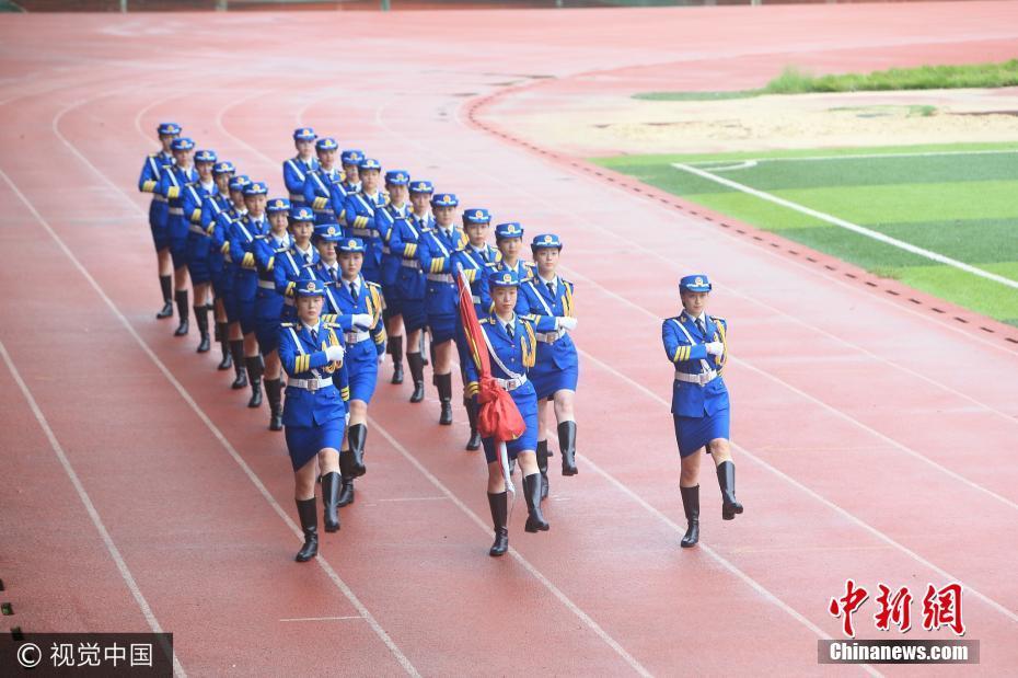 西南大学女子国旗班队员平均身高超1米7