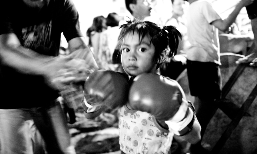 然而，最可怕的是除了身体的外伤，很多泰拳少年还受了严重的内伤。孩子的头骨正处于发育阶段，猛烈的打击会造成他们大脑受损，很多打拳的孩子到成年后大脑发育滞后，智力水平低下。