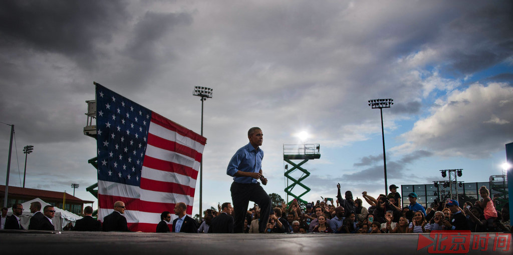 美国总统奥巴马为希拉里拉票 亲萌娃额头秀亲民