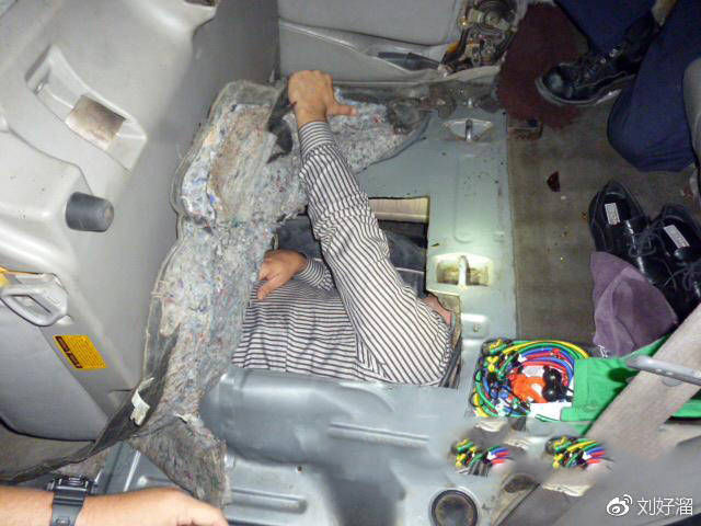 俩男子扒飞机偷渡坠地身亡,这些人的偷渡方法