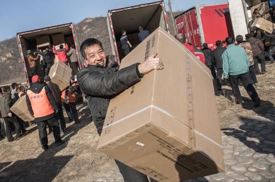 刘强东又拿厚礼给乡亲拜年,只因当年76个蛋的