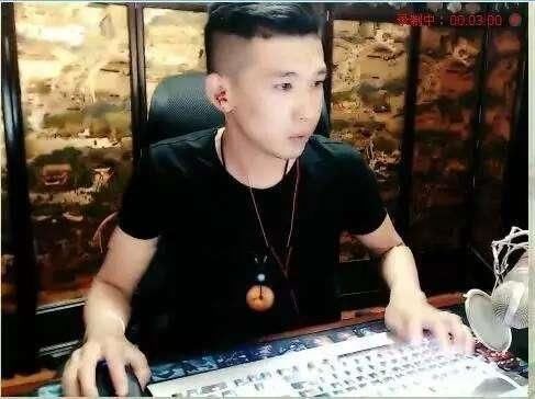 同是网络主播,一个遭到全网封杀,一个被称传播