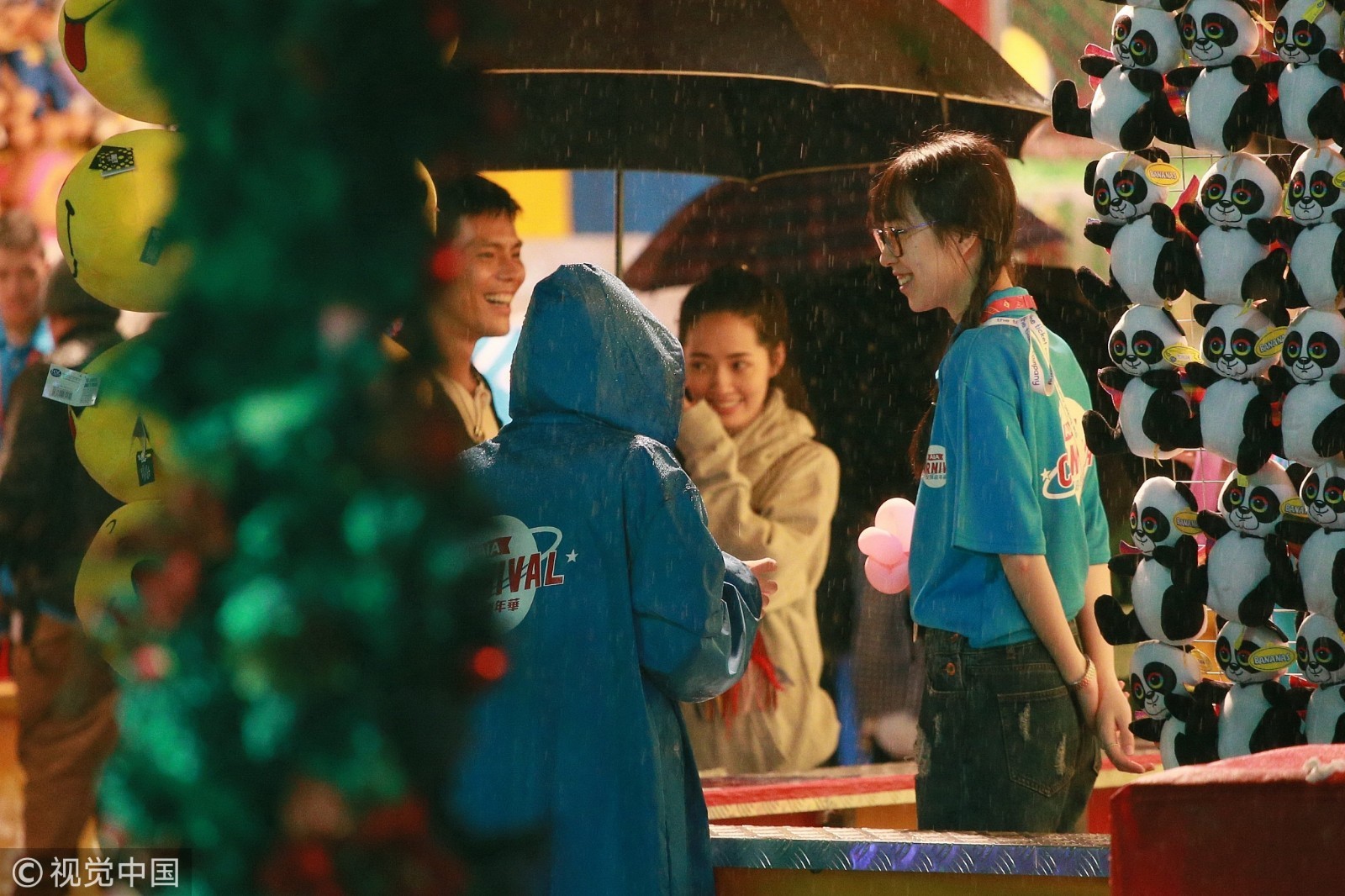 向佐、郭碧婷香港雨夜享浪漫时光 游乐场约会