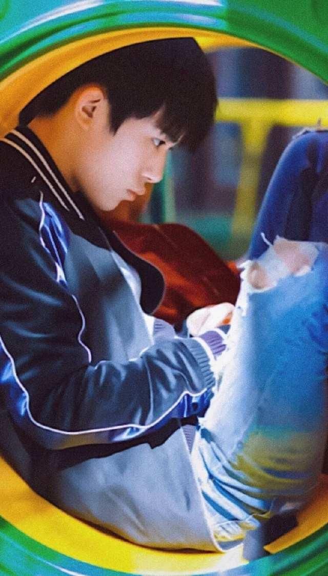 易烊千玺嘟着嘴蜷缩在滑梯中,是受委屈了?而肥