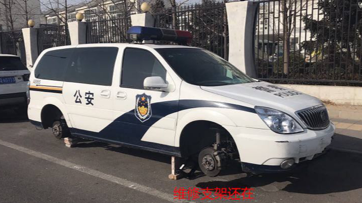 警车轮胎也敢偷,挑衅朝阳群众?蜀黍:别激动,我只是修了个车
