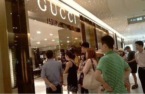 三亚免税店生意火爆,商品非常多,但游客却表示