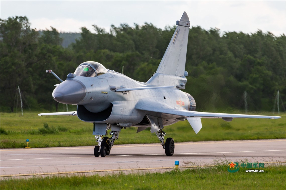 歼-10b高清照曝光 将首次参加航空飞镖大赛
