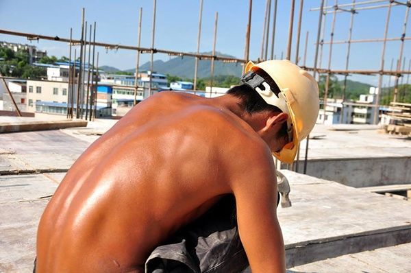 丈夫斧头砍死漂亮妻子,因她出轨流产花光40万