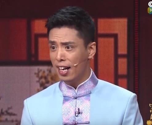 央视春晚表演相声,迪玛希微笑一下,略表尴尬!