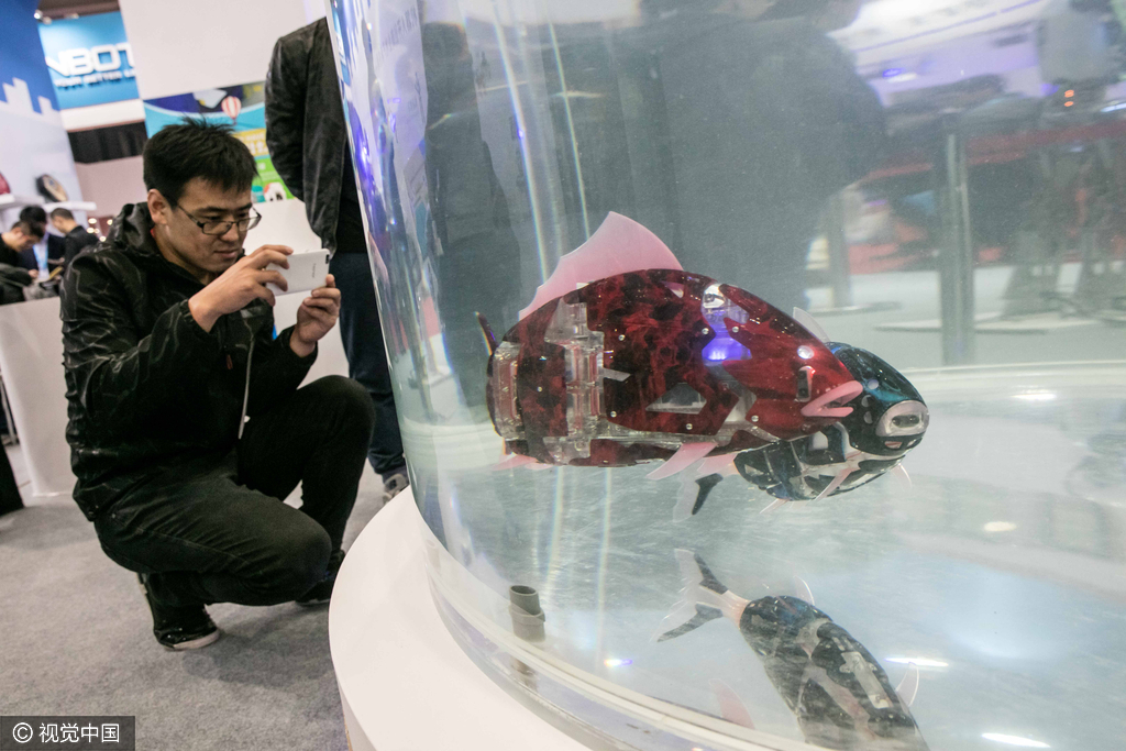 2016年10月21日,北京,在2016世界机器人博览会上,两条仿生鱼机器人在水里游来游去引起关注,远看几乎和真鱼一样。