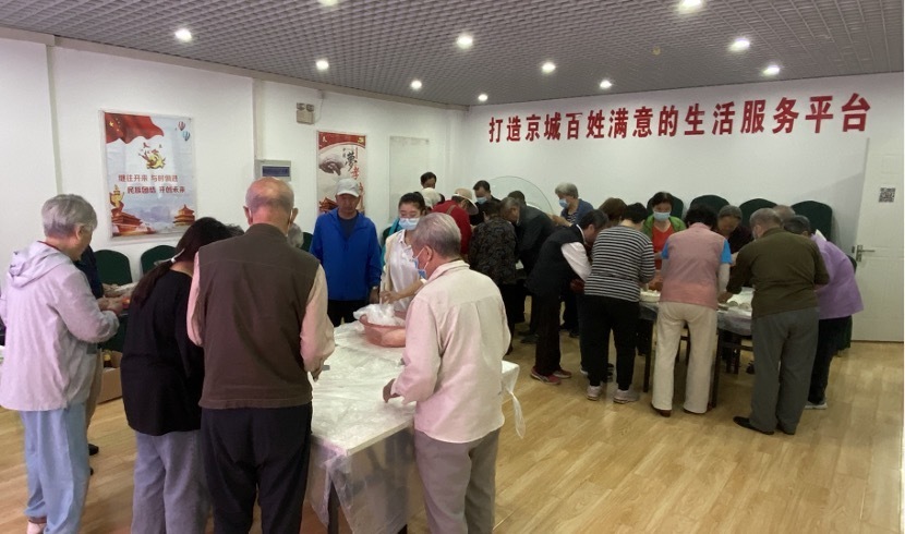 爱老敬老，让老年人感受温暖与幸福（丰富的敬老活动，提升老年人幸福感，并送上生活用品和护理用品）