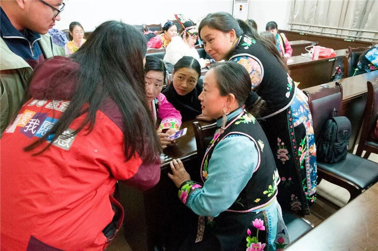 十年前她在地震中失去左手右腿,十年后大学毕