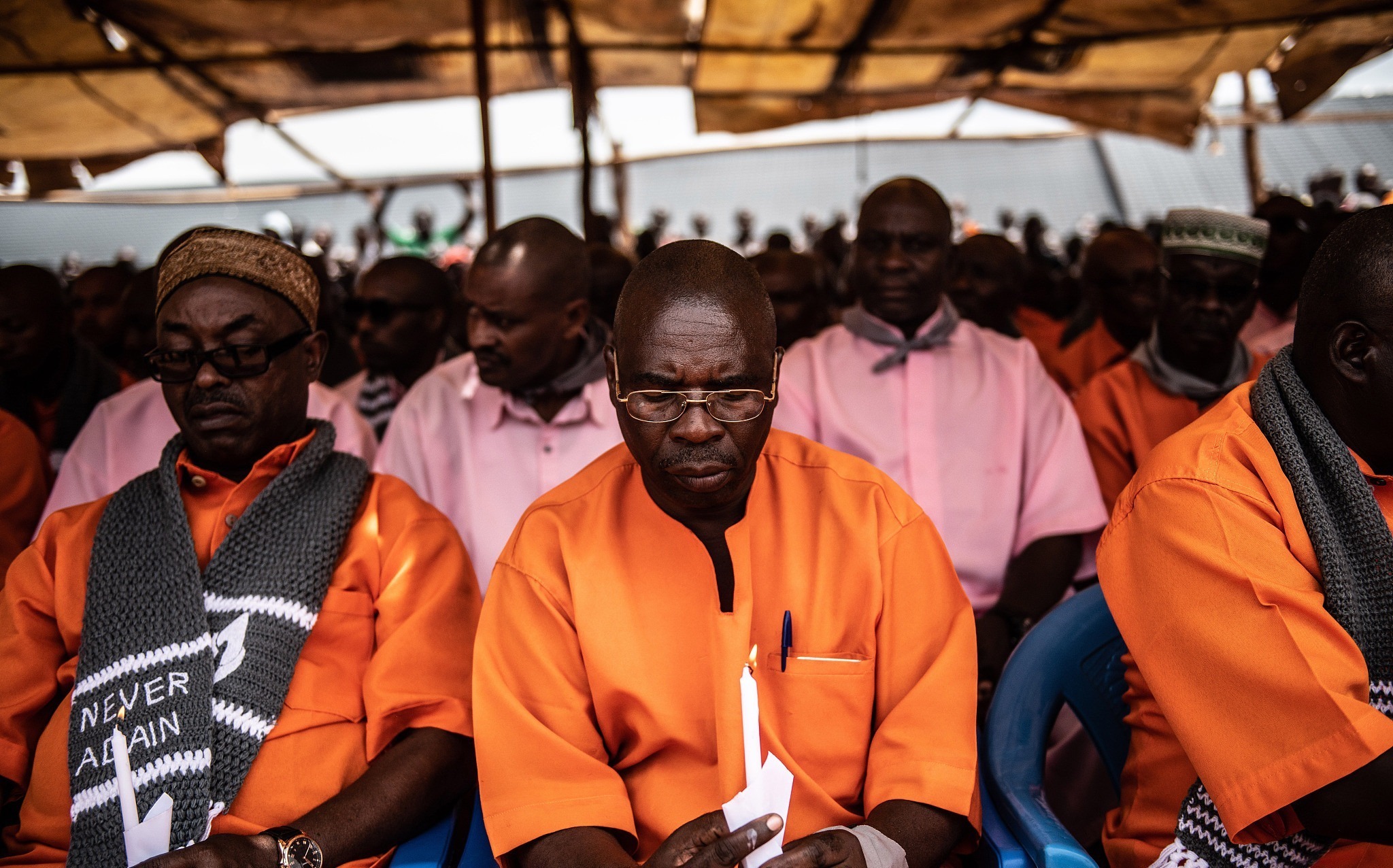 当地时间2019年4月7日，卢旺达基加利，当地监狱里的囚犯参加种族大屠杀25周年纪念仪式。该监狱里仍关押着许多种族大屠杀时期被判有罪的犯人。