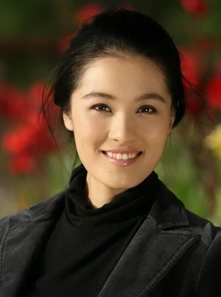 长得漂亮,为大18岁圈内老公生下一个女儿,如今39岁过成这样