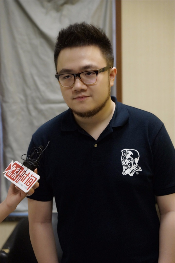 巴图接受媒体采访。