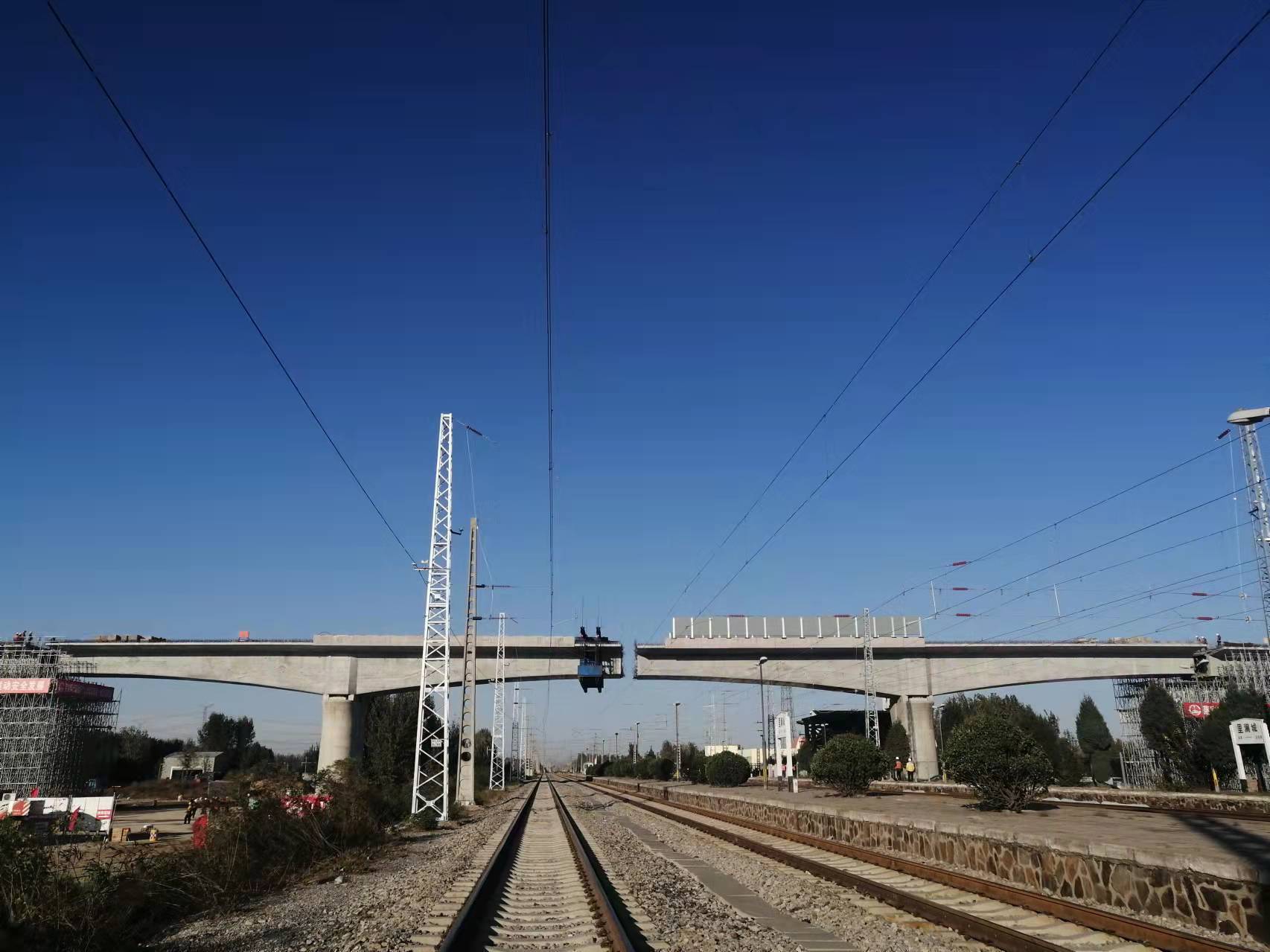 津兴铁路上跨津霸铁路连续梁转体施工完成