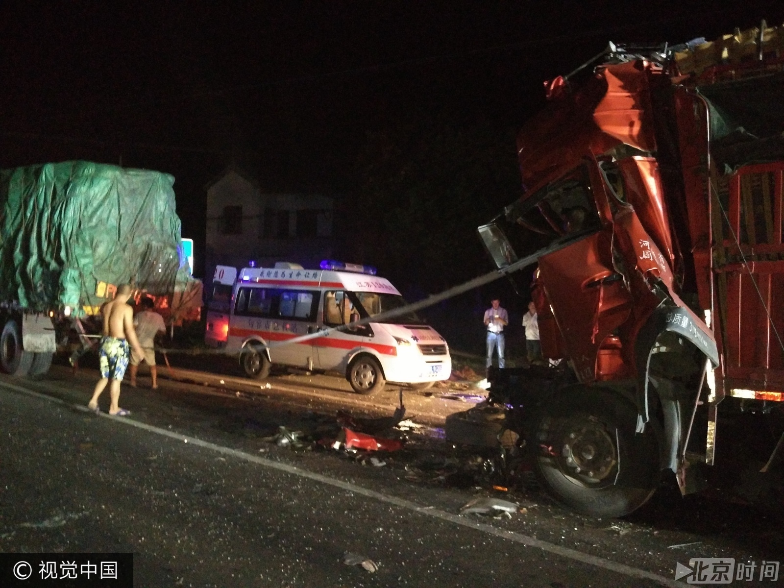 熊司机驾照被吊销继续开车 疲劳驾驶追尾险送命