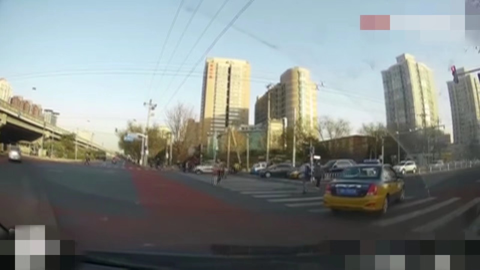 南二环辅路未礼让行人,京通快速路辅路逆行,又一拨司机违法被举报 南二环辅路未礼让行人,京通快速路辅路逆行,又一拨司机违法被举报