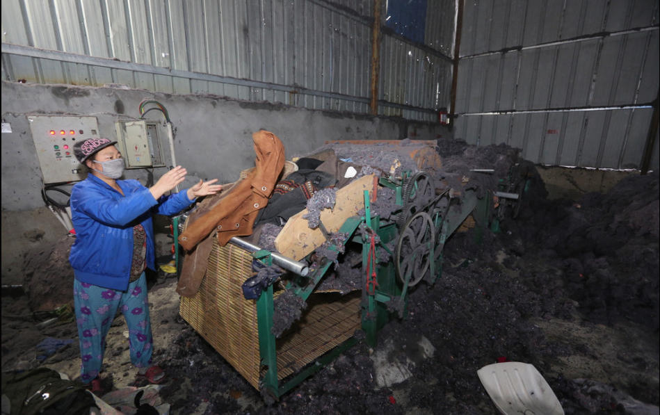 2016年10月13日，湖北省襄阳市，在分拣车间隔壁的生产车间，被淘汰的旧衣物经过粉碎、针刺等工序，变成一卷卷工业毛毡。据了解，这些工业毛毡主要用作路基布、包家具，还有的破烂牛仔裤等则被制成无纺布，可重新用于纺织行业，这一部分占了90%。