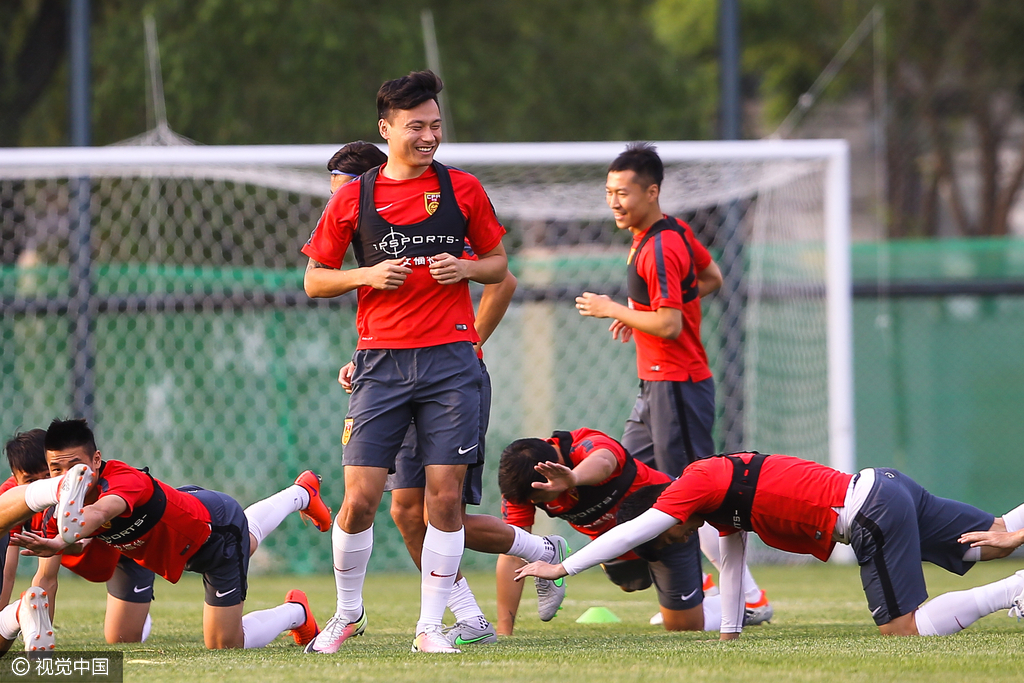 组图-中国男足训练备战 张琳芃颠球引围观